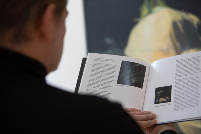 Betrachtung mit Buch_web